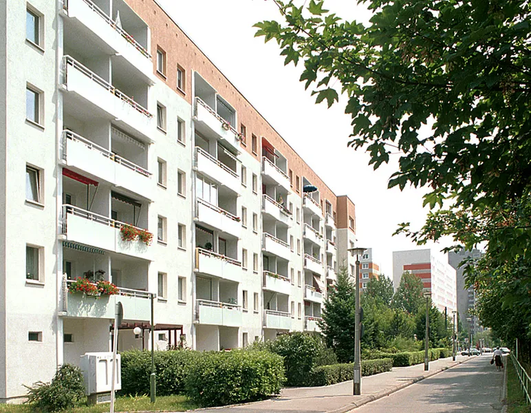 kleine 2-Zimmer Wohnung, große Küche, Keller vorhanden, Einbauküche und Laminat kann übernommen werd — photo 1